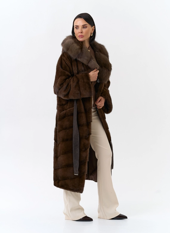 Шуба из меха норки с капюшоном из меха куницы