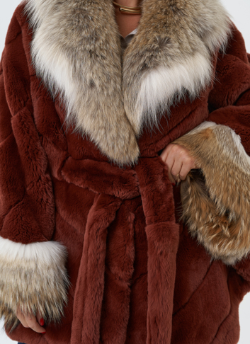 Шуба из кролика с отделкой из меха койота