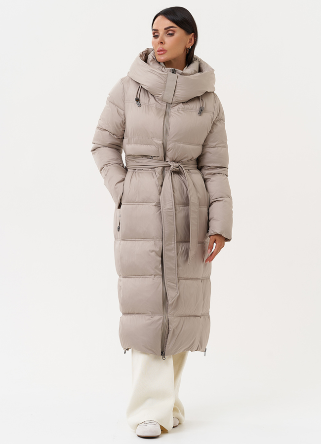 Длинный женский пуховик в бежевом цвете модель № 31292 в рассрочку