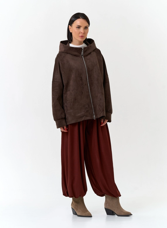 Женская куртка из эко замши с капюшоном