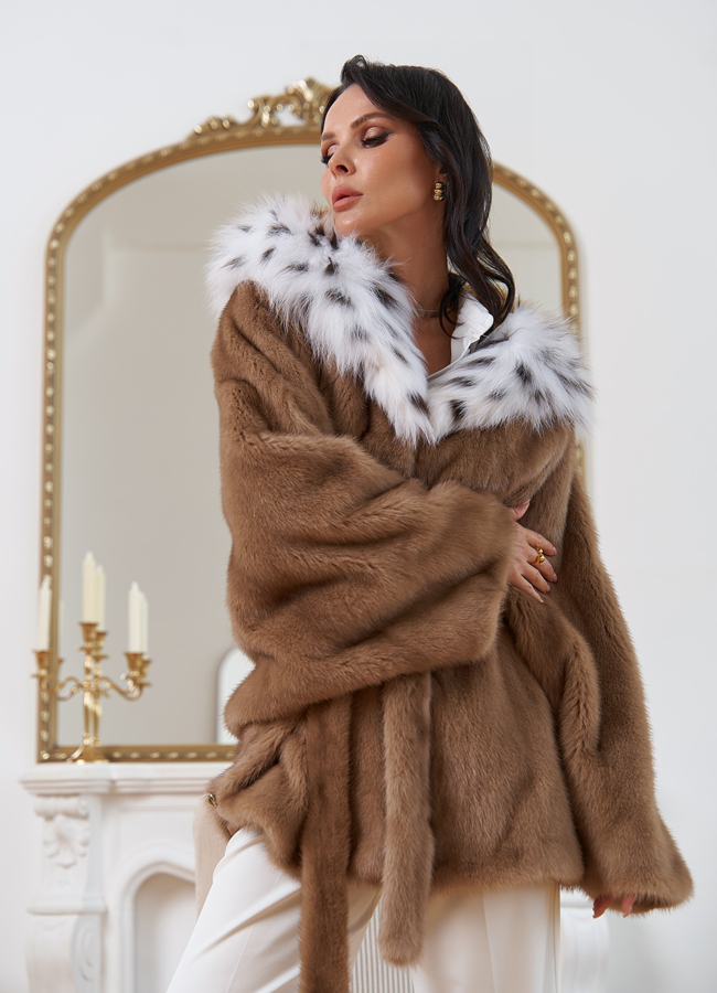 Женская шуба из меха норки с капюшоном  модель № 30693 универмаг малина