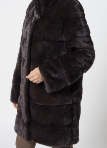 Норковая шуба с воротником стойкой коричневого цвета