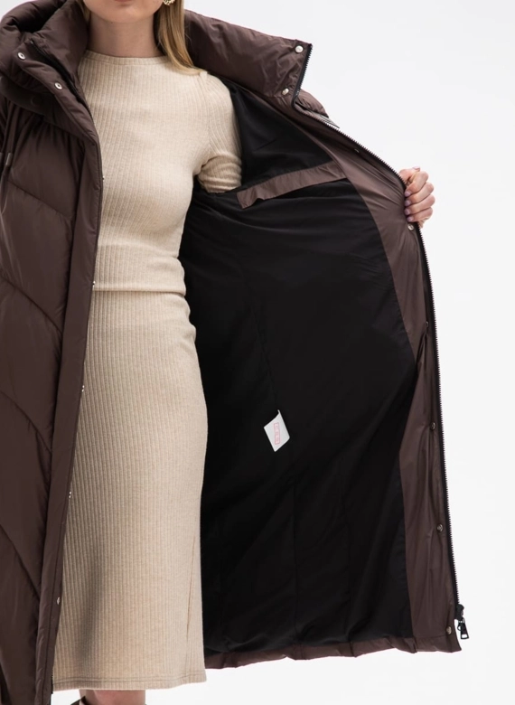 Женский пуховик коричневого цвета с капюшоном фото