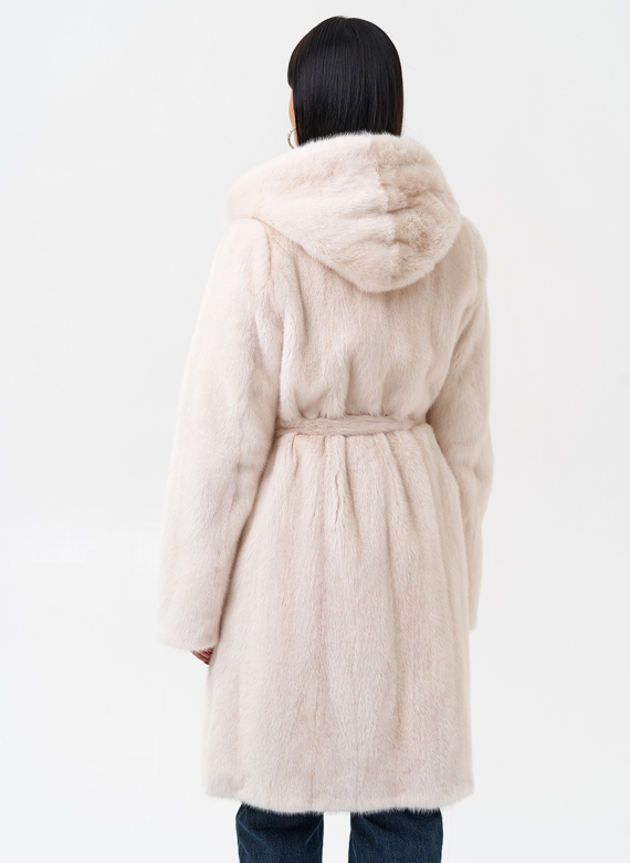 Светлая шуба с поясом из норки