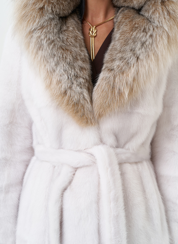 Женская шуба из меха норки с капюшоном из меха рыси