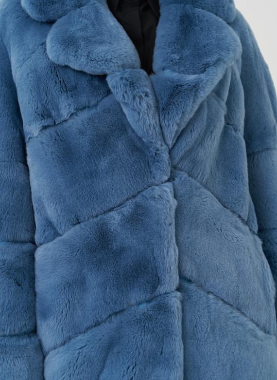 Шуба из меха кролика синего цвета с английским воротником