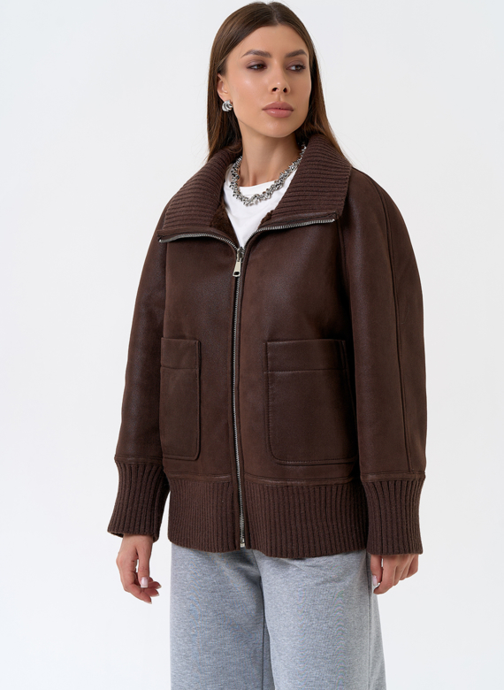 Женский двухсторонний бомбер из эко замши в коричневом цвете