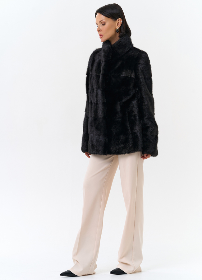 Укороченная норковая шуба с воротником стойкой черного цвета  модель № 25395 в рассрочку
