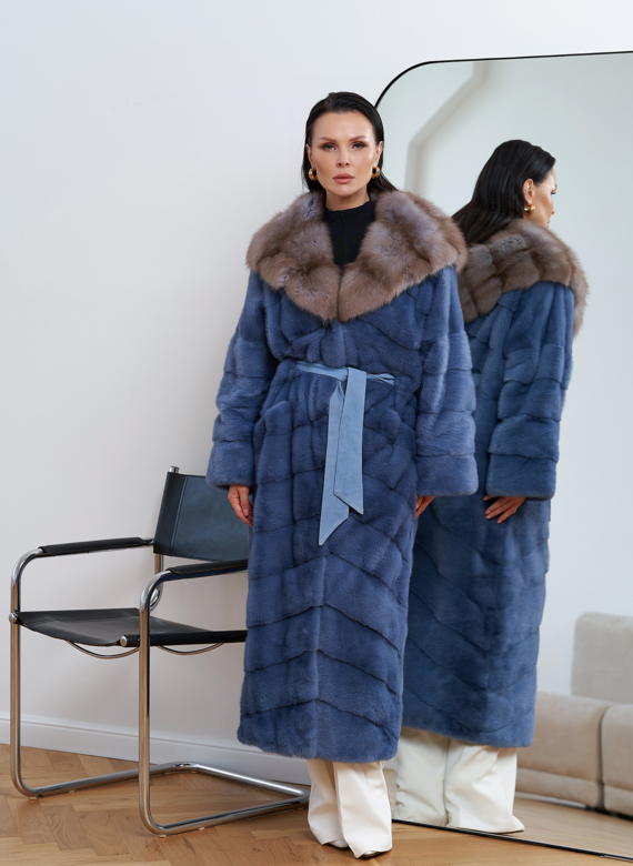 Длинная норковая шуба с капюшоном из меха куницы