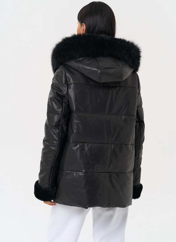Короткий пуховик из натуральной кожи с капюшоном фото
