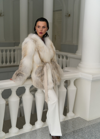 Светлая шуба из меха лисы с поясом
