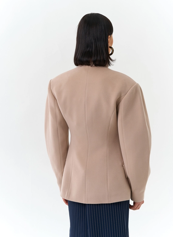 Женское укороченное пальто с акцентными рукавами
