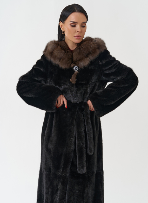 Норковая шуба с капюшоном из меха соболя