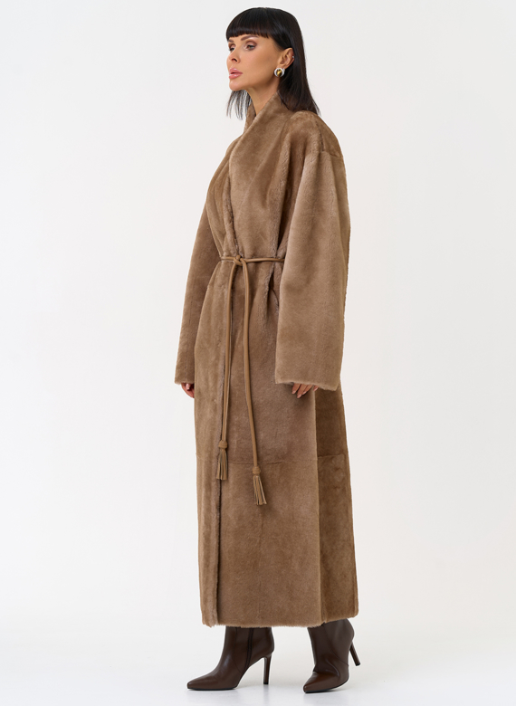 Двухсторонняя женская дубленка с декоративным поясом